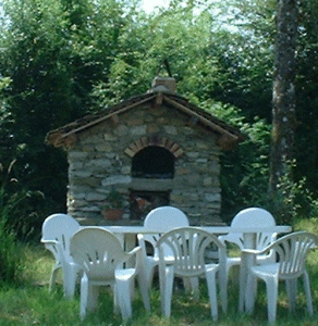 Le puit et le barbecue de Nadine et Georges MACARY&nbsp;&agrave; Conc&egrave;ze Etang priv&eacute; de 0,90 ha pour la p&ecirc;che situ&eacute; a moins d'un km du g&icirc;te de Leycuras